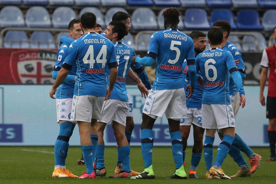 Lozano y sus compañeros festejan gol de Piotr Zielinksi ante Cagliari