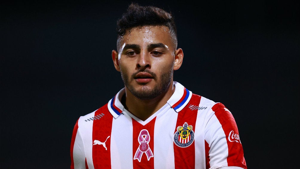 Alexis Vega en un partido con Chivas