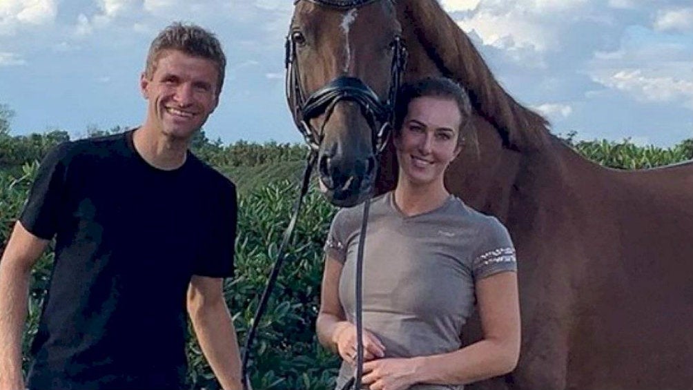 Muller y su esposa con sus caballos