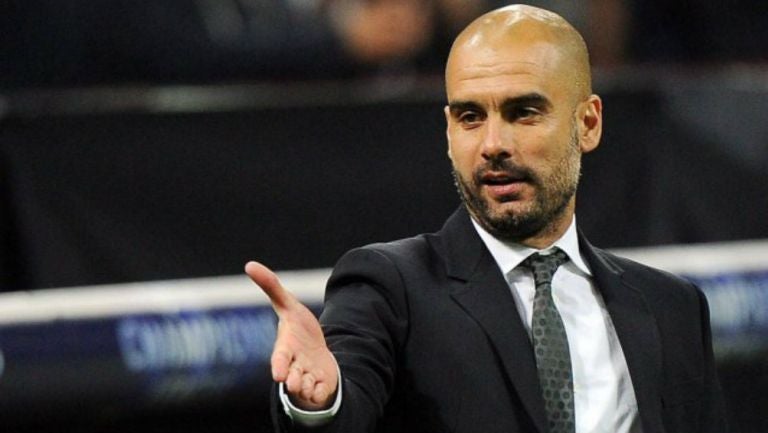 Pep Guardiola dirigiendo al Manchester City