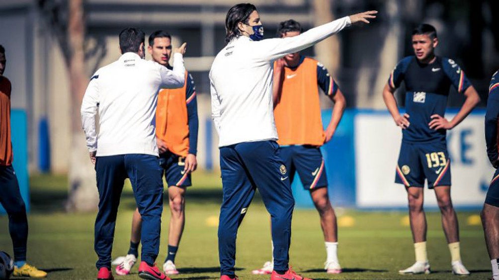 Santiago Solari dando indicaciones a los futbolistas del América