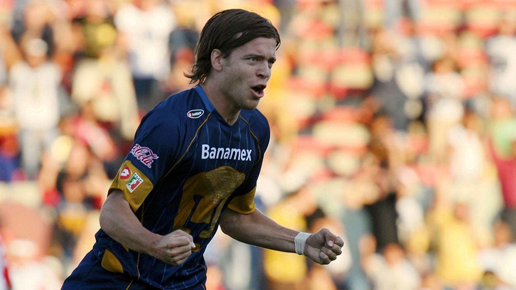 Esteban Solari festeja un gol con Pumas