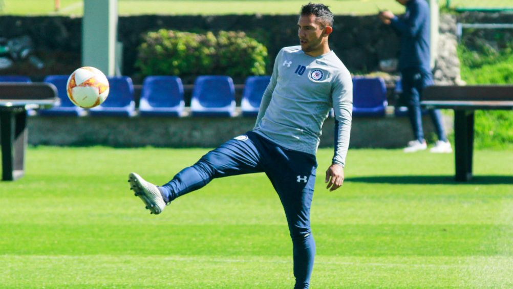 Walter Montoya en entrenamiento con Cruz Azul