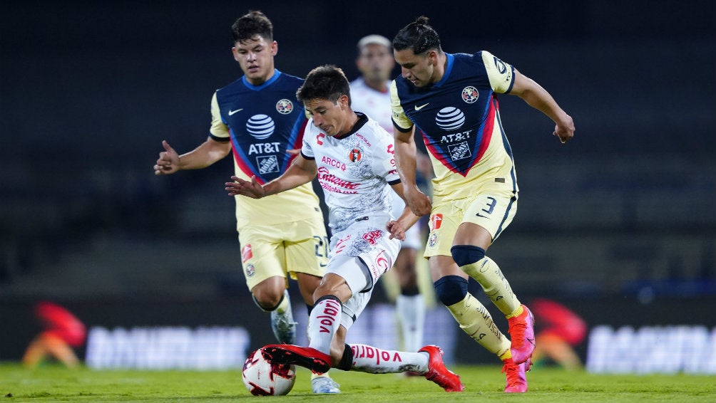 Mauro Lainez en acción ante América