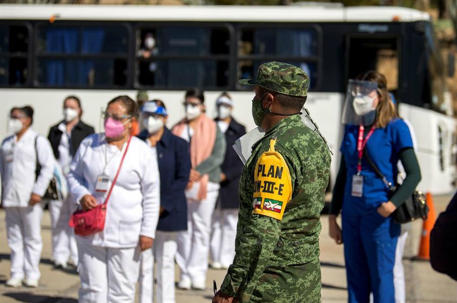 Médicos de Saltillo, Coahuila, esperando ser vacunados