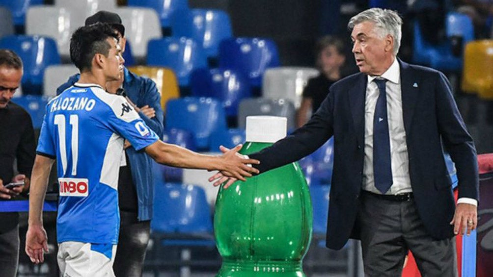 Carlo Ancelotti y Chucky Lozano durante un juego