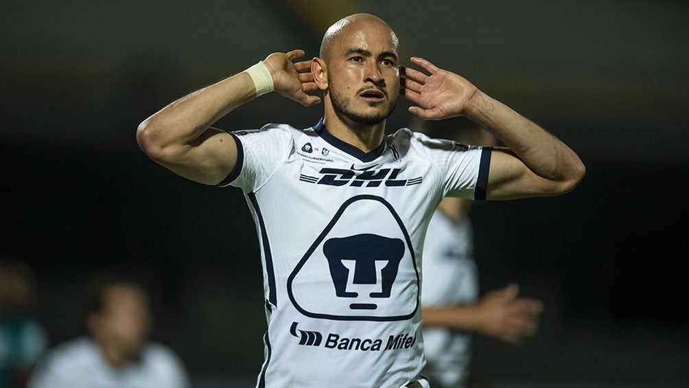 Carlos González festeja un gol con Pumas 