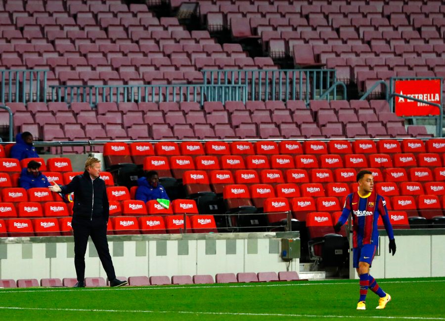 Ronald Koeman durante un partido con Barcelona