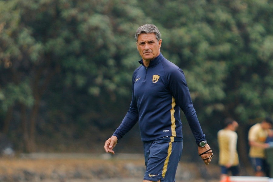 Míchel González durante un entrenamiento con Pumas