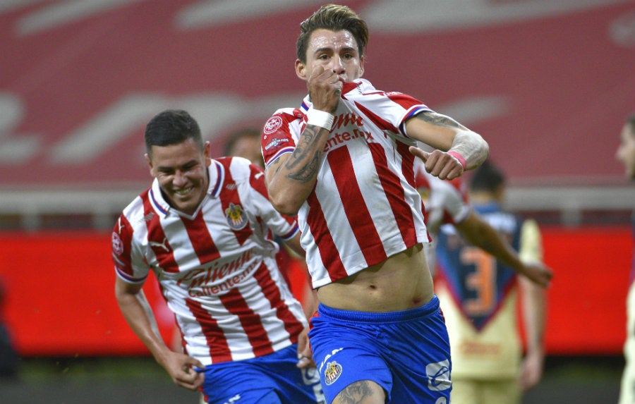 Cristian Calderón celebra gol en Liguilla ante América