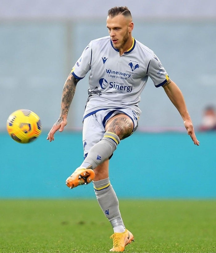 Federico Dimarco en un partido del Hellas Verona