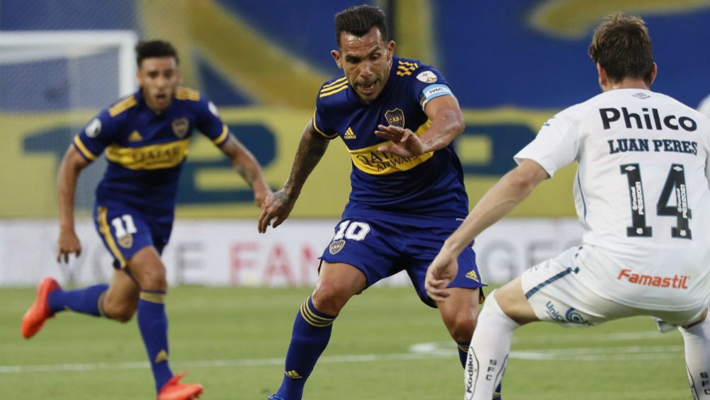 Carlos Tevez en acción con Boca Juniors ante Santos 