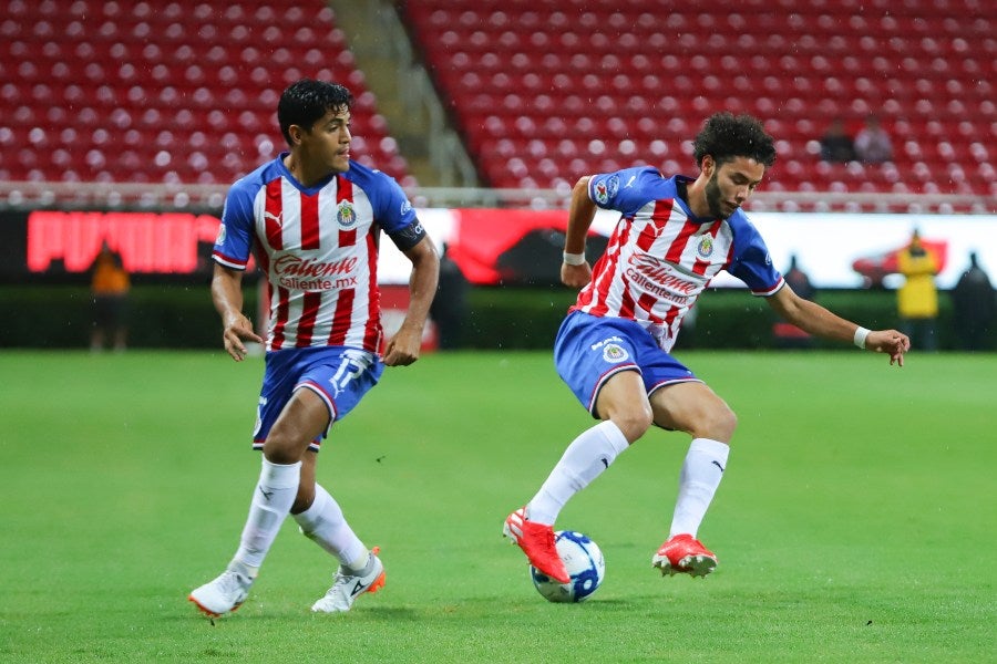 César Huerta y Jesús Sánchez en un partido con Chivas