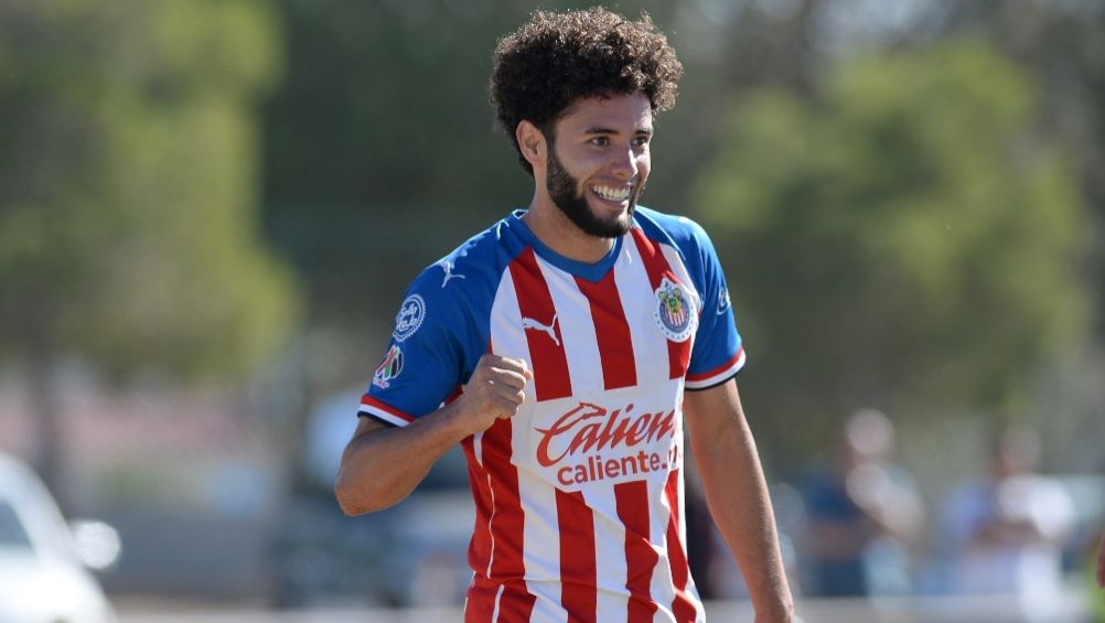 César Huerta en un partido de Chivas Sub-20