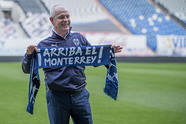 El Vasco Aguirre en su presentación con Rayados