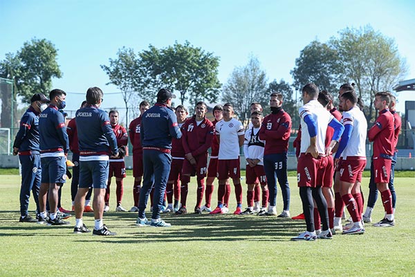 El plantel de Cruz Azul en charla con Reynoso