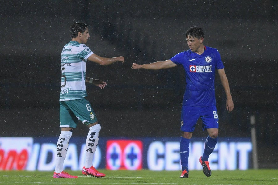 Alan Cervantes y Alexis Gutiérrez se saludan durante partido