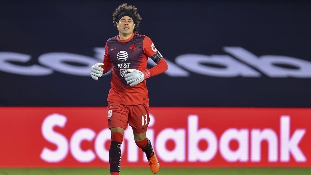 Guillermo Ochoa en un partido con las Águilas 