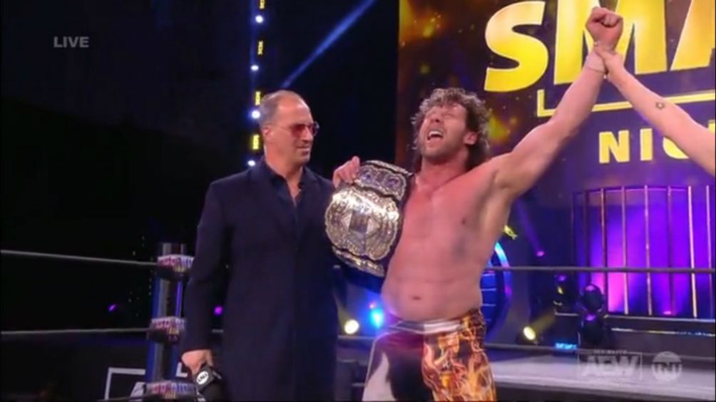 Kenny Omega con el campeonato mundial de AEW