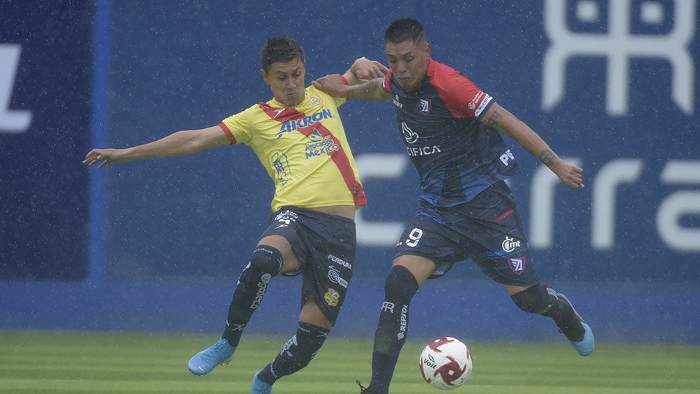 Leo Guzmán disputa el balón en un juego vs Morelia