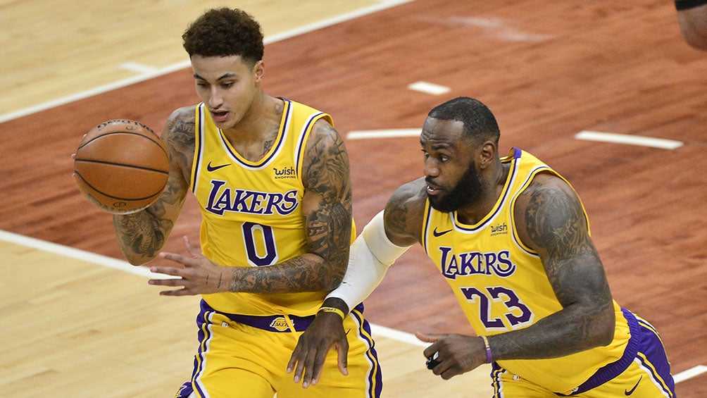 Kyle Kuzma y LeBron James en un partido 