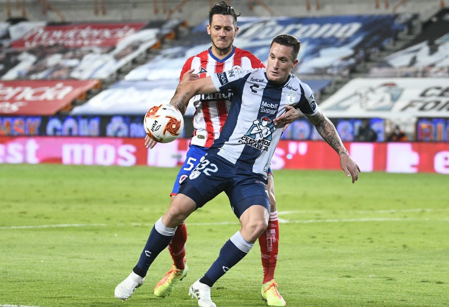 Ramos pelea el balón con Ramiro González del Atlético de San Luis