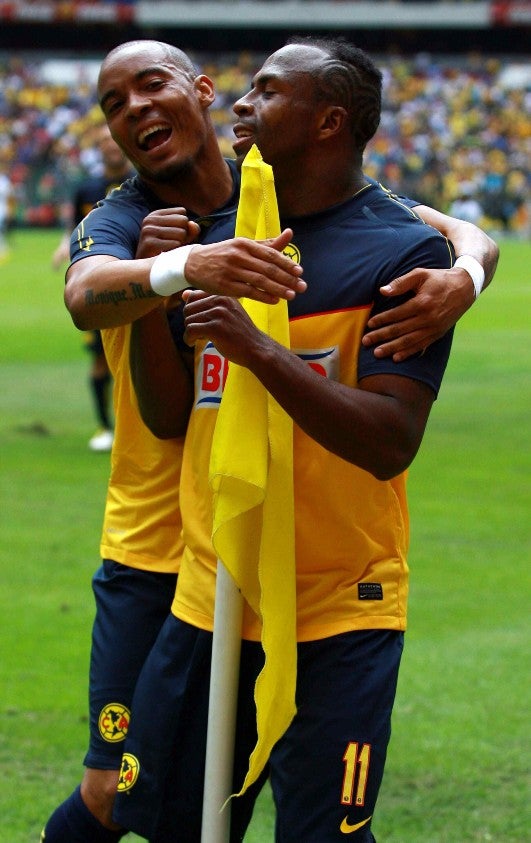 Rosinei celebrando un gol con Chucho Benítez