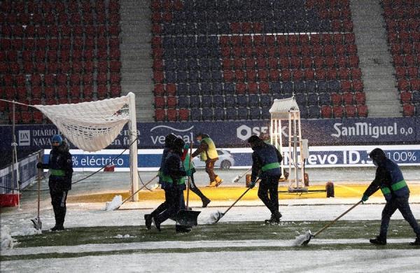 En el campo de Osasuna se tuvo que retirar la nieve 