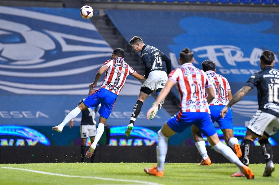 Santiago Ormeño en el juego entre Puebla y Chivas