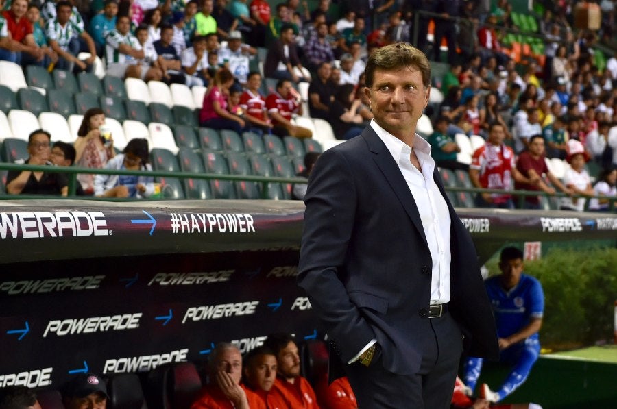 Hernán Cristante dirigiendo un partido del Toluca