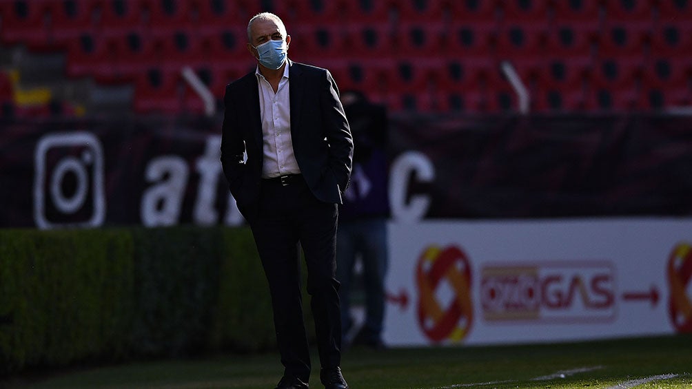 Javier Aguirre en el partido contra Atlas