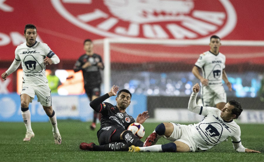 Alan Mozo pelea el balón ante Tijuana