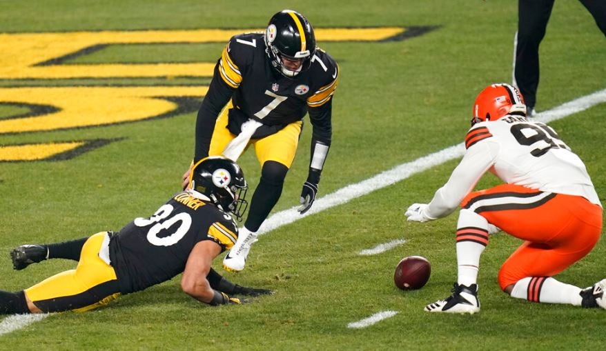 Los Steelers pierden el ovoide en la primera jugada del juego