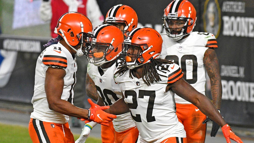 Jugadores de los Browns festejan una jugada ante los Steelers