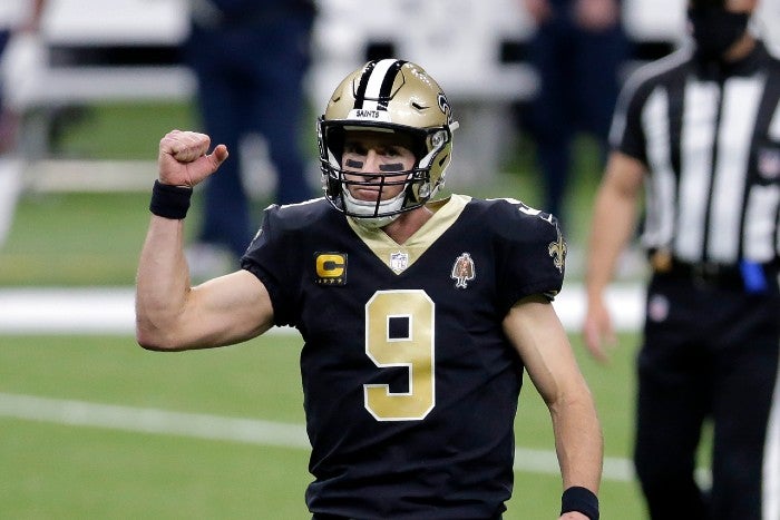 Drew Brees celebra un TD de los Saints