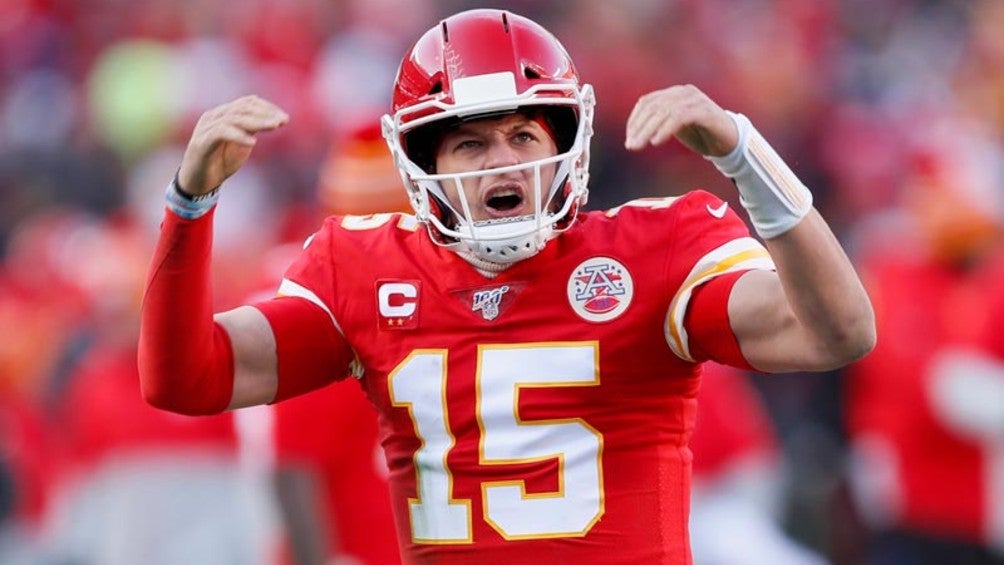 Mahomes alienta a su equipo durante un partido