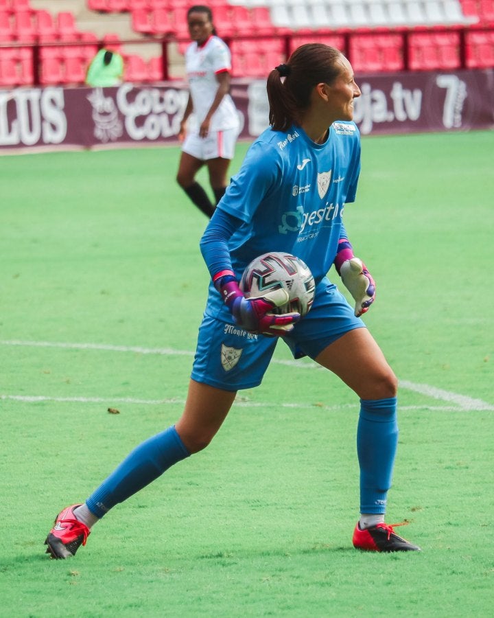 Pamela Tajonar durante un partido con el EDF Logroño 