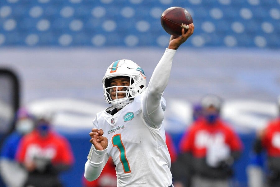 Tua Tagovailoa durante un partido con Dolphins