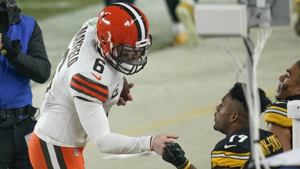 Baker Mayfield, quarterback de Cleveland,  en charla con JuJu Smith-Schuster