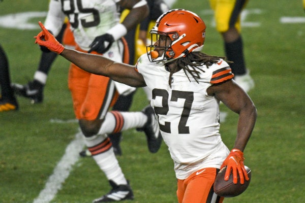 El jugador de los Browns de Cleveland Kareem Hunt celebra tras anotar 