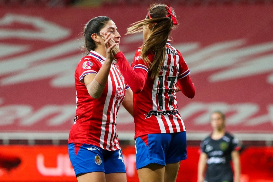 Jugadoras de Chivas Femenil celebran gol vs Juárez