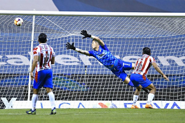 Raúl Gudiño en acción con Chivas ante Puebla