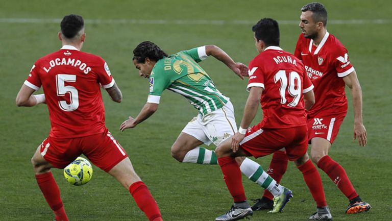 Diego Lainez en acción con Betis