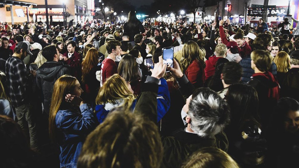 Afición de Alabama festeja el título de su equipo