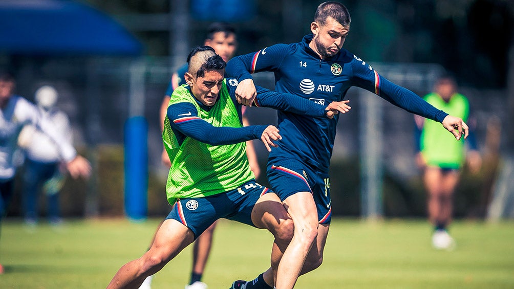 Benedetti pelea el balón en un entrenamiento