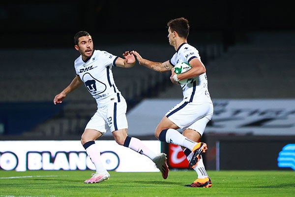 Jugadores de Pumas festejan un gol 