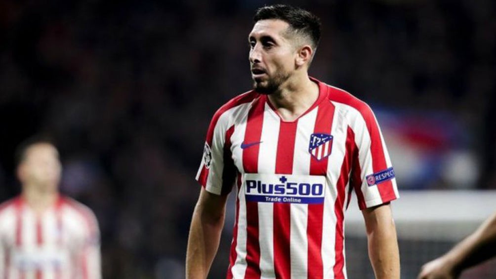 Héctor Herrera durante un duelo con el Atlético de Madrid 