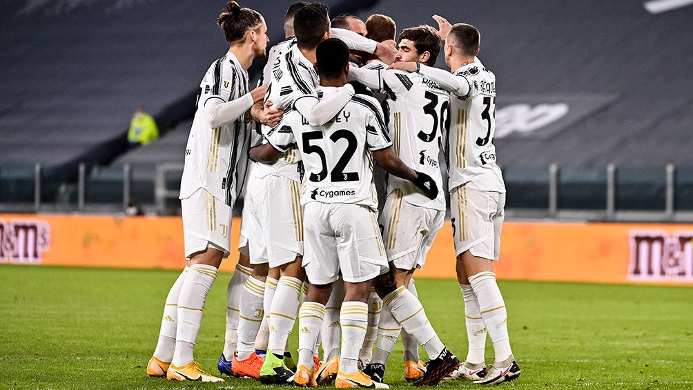 Jugadores de la Juventus se abrazan tras el gol de la victoria