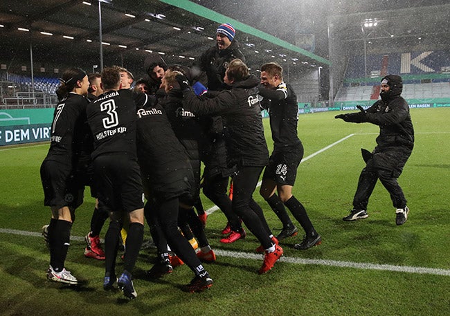 Jugadores del Kiel celebran la victoria