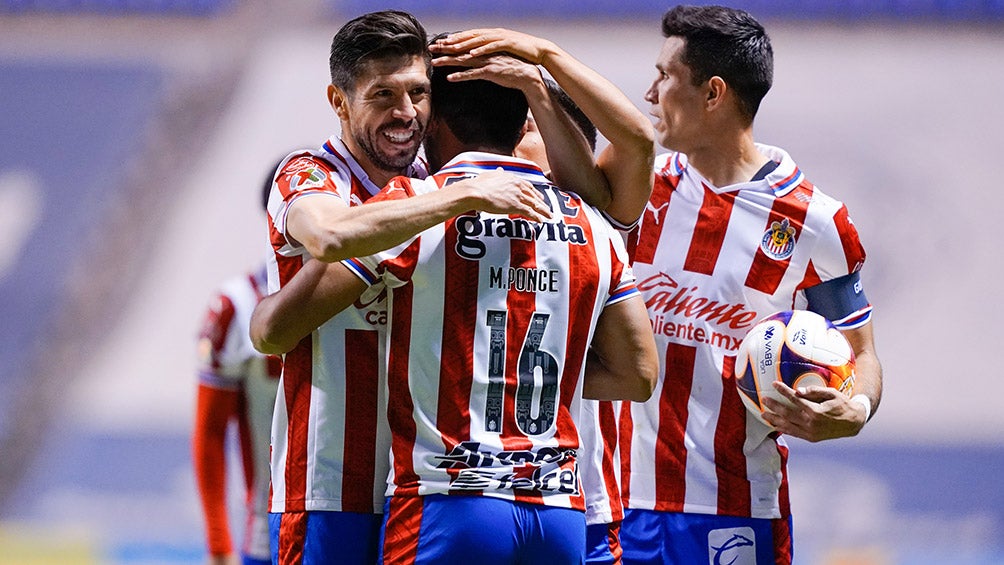 Oribe abraza a un compañero